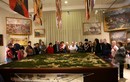 В Бородинском музее у макета поля битвы