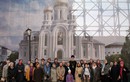 На фоне будущего собора Новомучеников и исповедников Российских