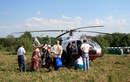 Любознательные паломники у вертолета МЧС на Благовещенском поле