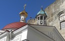 Наверху — одна из звонниц пещерных храмов