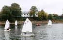 Тренировка юных яхтсменов на Волге близ монастыря