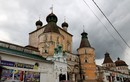 На переднем плане часовня в честь прп. Иринарха