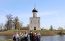 Паломники перед храмом Покрова на Нерли